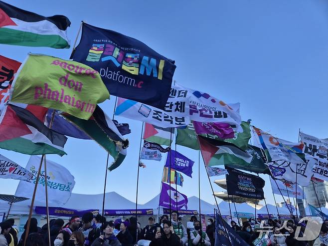 7일 한국여성단체연합이 서울 종로구 서십자각에서 개최한 제41회 한국여성대회에서 단체들의 깃발이 바람에 휘날리는 모습. 2026.3.7 ⓒ 뉴스1 신윤하 기자
