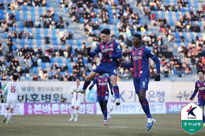 수원FC는 개막 2연승으로 K리그2 단독 선두에 올랐다. (한국프로축구연맹 제공)
