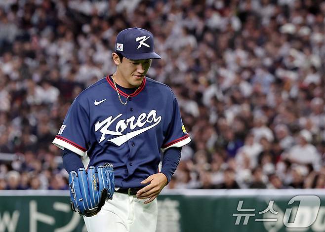 7일 오후 일본 도쿄돔에서 열린 2026 월드베이스볼클래식 C조 조별리그 대한민국과 일본의 경기. 대한민국 선발투수 고영표가 3회말 일본의 오타니, 스즈키에게 연속 홈런을 허용한 뒤 마운드를 나서고 있다. 2026.3.7 ⓒ 뉴스1 구윤성 기자