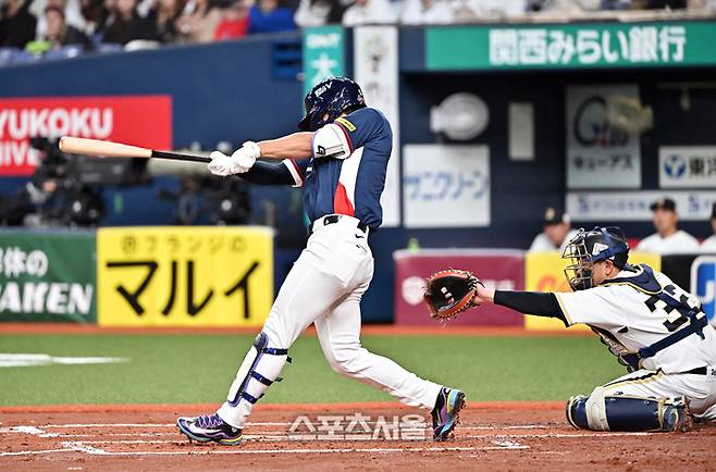 WBC 대한민국 야구대표팀의 김도영이 3일 일본 오사카 교세라돔에서 열리는 오릭스 버팔로스와의 연습경기 2회초 2사 1-3루 상황에서 오릭스 선발 가타야마를 상대로 3점 홈런을 치고 있다. 오사카 | 박진업 기자 upandup@sportsseoul.com