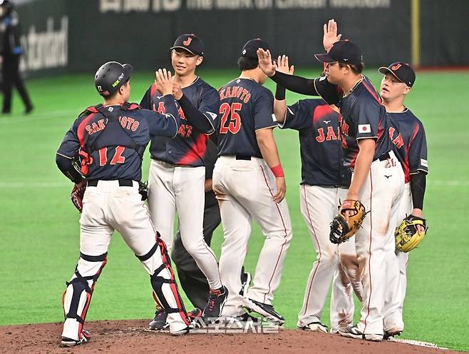 일본 야구대표팀이 6일 일본 도쿄 도쿄돔에서 열린 2026 월드 베이스볼 클래식(WBC) 조별리그 대만과의 경기에서 13-0으로 7회 콜드게임 승을 거둔 뒤 하이파이브를 나누고 있다. 도쿄(일본) | 박진업 기자 upandup@sportsseoul.com