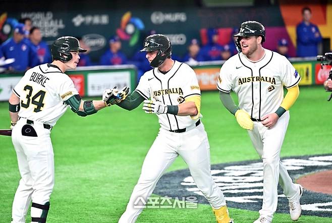 WBC 호주 야구대표팀의 퍼킨스(가운데)가 5일 일본 도쿄 도쿄돔에서 열린 대만과의 경기 5회말 대만 투수 천보위를 상대로 2점 홈런을 친 뒤 동료들과 하이파이브를 하며 기뻐하고 있다.  도쿄(일본) | 박진업 기자 upandup@sportsseoul.com