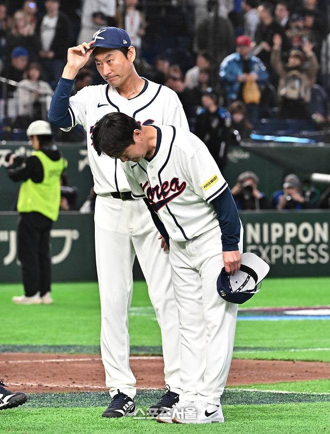 대한민국 야구대표팀 류지현 감독(오른쪽)과 강인권 코치가 5일 일본 도쿄 도쿄돔에서 열린 2026 월드 베이스볼 클래식(WBC) 조별리그 체코와의 경기에서 11-4로 승리한 뒤 응원단에게 인사를 하고 있다. 2026. 3. 5. 도쿄(일본) | 박진업 기자 upandup@sportsseoul.com