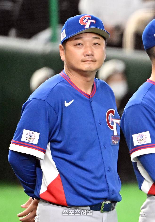 WBC 대만야구대표팀의 정하오쥐이 5일 일본 도쿄 도쿄돔에서 열린 호주와의 경기에 앞서 선수들과 함께 식전행사를 진행하고 있다. 2026. 3. 5.  도쿄(일본) | 박진업 기자 upandup@sportsseoul.com