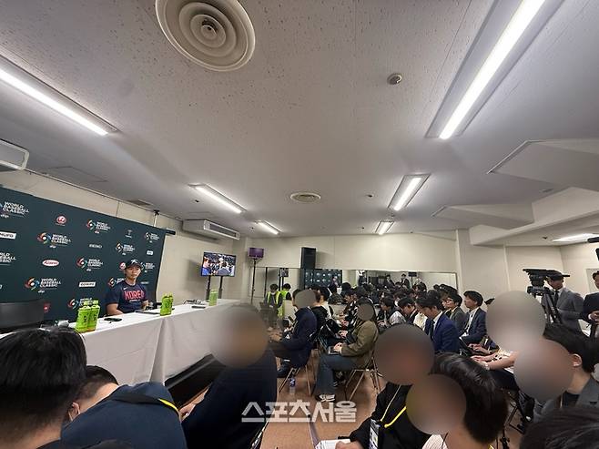 대표팀 김혜성이 공식 인터뷰에 임하고 있다. 해당 일본 기자는 세 번째 줄에 앉아 있다. 도쿄 | 박연준 기자 duswns0628@sportsseoul.com