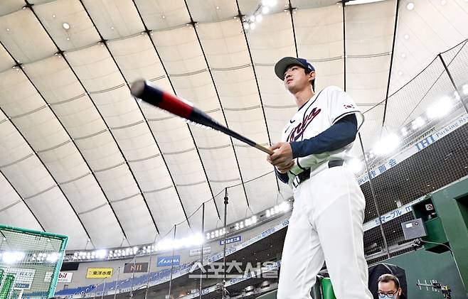 WBC 대한민국 야구대표팀의 구자욱이 4일 일본 도쿄 도쿄돔에서 진행된 첫 훈련을 위해 그라운드로 입장하고 있다. 2026. 3. 4.  도쿄(일본) | 박진업 기자 upandup@sportsseoul.com
