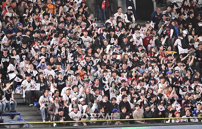 대한민국 야구대표팀 응원단이 7일 일본 도쿄 도쿄돔에서 열린 2026 월드 베이스볼 클래식(WBC) 조별리그 일본과의 경기에 앞서 그라운드에 입장하는 선수들을 향해 태극기를 흔들고 있다. 2026. 3. 7.  도쿄(일본) | 박진업 기자 upandup@sportsseoul.com