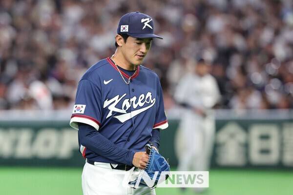 한국 야구대표팀은 7일 일본 도쿄돔에서 열린 월드베이스볼클래식(WBC) 일본과 경기에서 8-6으로 패배했다. 고영표가 자신의 투구에 아쉬움을 표하고 있다. /사진=뉴시스