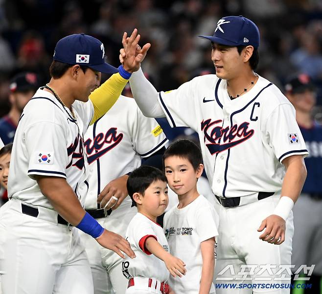 5일 일본 도쿄돔에서 열린 WBC(월드베이스볼클래식) 한국과 체코의 경기. 선수 소개때 안현민,이정후가 하이파이브를 하고 있다. 도쿄(일본)=허상욱 기자wook@sportschosun.com/2026.03.05/