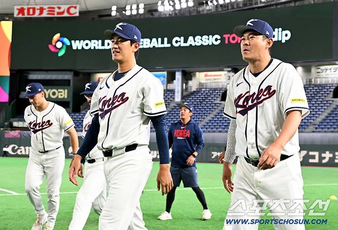 4일 일본 도쿄돔에서 열린 WBC(월드베이스볼클래식) 한국 대표팀의 공식훈련. 고영표와 노경은이 워밍업을 하고 있다. 도쿄(일본)=허상욱 기자wook@sportschosun.com/2026.03.04/