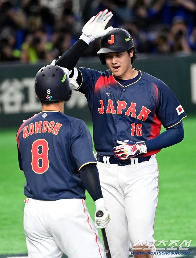 6일 일본 도쿄돔에서 열린 WBC(월드베이스볼클래식) 일본과 대만의 경기. 2회초 1사 만루 오타니가 만루홈런을 치고 동료들과 기쁨을 나누고 있다. 도쿄(일본)=허상욱 기자wook@sportschosun.com/2026.03.06/