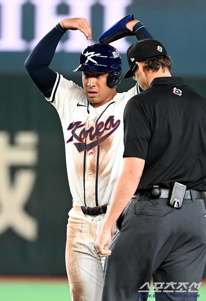 5일 일본 도쿄돔에서 열린 WBC(월드베이스볼클래식) 한국과 체코의 경기. 2회말 2사 1루 이정후 타석때 1루주자 존스가 2루 도루를 성공한 후 기뻐하고 있다. 도쿄(일본)=허상욱 기자wook@sportschosun.com/2026.03.05/