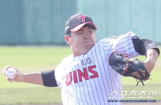LG 트윈스 장현식이 6일 KIA 타이거즈와의 연습경기서 역투하고 있다. 사진제공=LG 트윈스