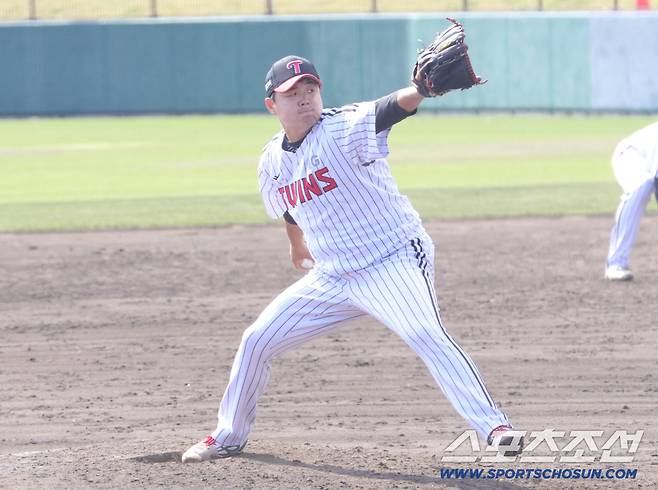 LG 트윈스 장현식이 6일 KIA 타이거즈와의 연습경기서 역투하고 있다. 사진제공=LG 트윈스
