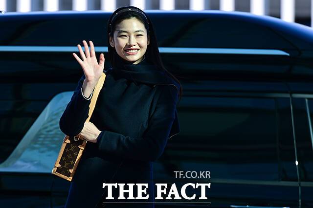 취재진과 팬들을 향해 인사.