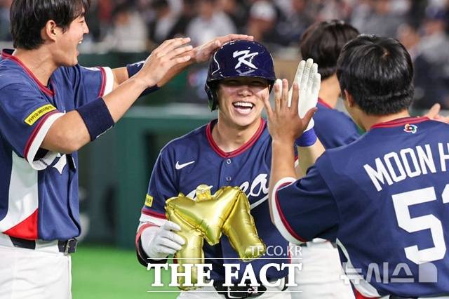 7일 일본 도쿄돔에서 열린 2026 WBC 조별리그 C조 2차전 한국과 일본의 경기. 4회초 1사 1루에서 김혜성이 우월 투런 홈런을 날린 뒤 동료들의 축하를 받고 있다. /도쿄=뉴시스