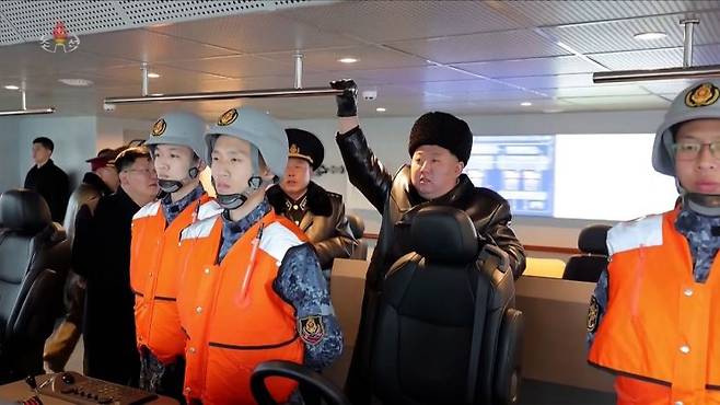 김정은 북한 국무위원장이 지난 3~4일 취역을 앞둔 5000t급 신형 구축함 '최현호'를 찾아 항해시험에 직접 탑승해 훈련 실태를 점검하고 함대지 전략순항미사일 시험발사를 참관했다고 조선중앙TV가 5일 보도했다. 연합뉴스