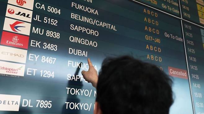 미국과 이스라엘의 공격으로 이란 최고지도자가 사망하는 등 중동 지역 긴장이 급격히 고조되는 가운데 1일 인천공항에서 출발하는 두바이행 항공편이 결항 되고 있다. 연합뉴스