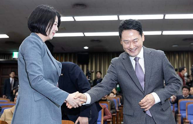 (서울=뉴스1) 이승배 기자 = 장동혁 국민의힘 대표가 23일 서울 여의도 국회에서 열린 의원총회에서 배현진 의원과 악수하고 있다. 2026.2.23/뉴스1
