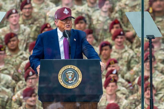 도널드 트럼프 미국 대통령이 작년 6월 10일 미국 노스캐롤라이나주 포트 브래그의 파이크 필드에서 열린 미 육군 창설 250주년을 기념식에서 연설하고 있다. 포트 브래그에는 제82공수사단, 합동특수작전사령부 및 기타 부대가 주둔하고 있다. /EPA 연합뉴스