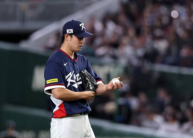 7일 오후 일본 도쿄돔에서 열린 2026 월드베이스볼클래식 C조 조별리그 대한민국과 일본의 경기. 김영규가 7회말 2사 만루 일본에 밀어내기 볼넷으로 역전을 허용한 뒤 아쉬워하고 있다. /뉴스1