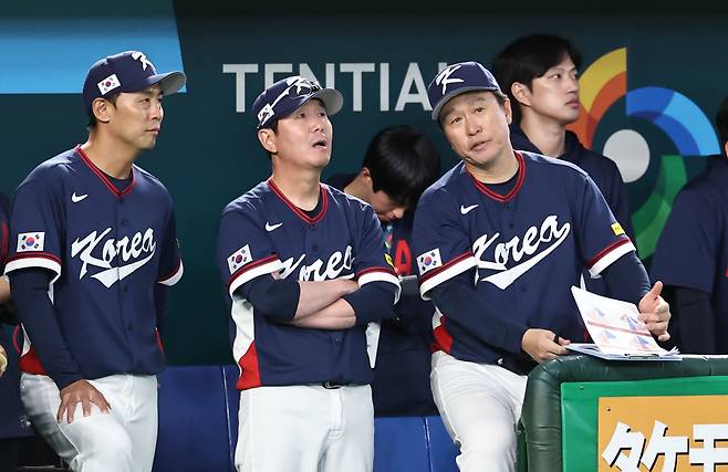 <YONHAP PHOTO-5636> 경기 지켜보는 류지현 감독    (도쿄=연합뉴스) 김인철 기자 = 7일 일본 도쿄돔에서 열린 2026 WBC 조별리그 C조 2차전 대한민국과 일본의 경기. 8회말 류지현 한국 감독이 경기를 지켜보고 있다. 2026.3.7    yatoya@yna.co.kr/2026-03-07 22:09:42/<저작권자 ⓒ 1980-2026 ㈜연합뉴스. 무단 전재 재배포 금지, AI 학습 및 활용 금지>