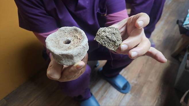 지난 3일 서울 강남구의 한 쑥뜸방에서 보여준 쑥뜸. 이곳은 재래식 쑥뜸을 이용한다. 직접 만든 쑥뜸을 몸에 직접 올려놓는 식이다. 뜸기에서 나오는 쑥 연기로 몸을 덥히는 기계식 쑥뜸과는 차이가 있다. /황채영 기자