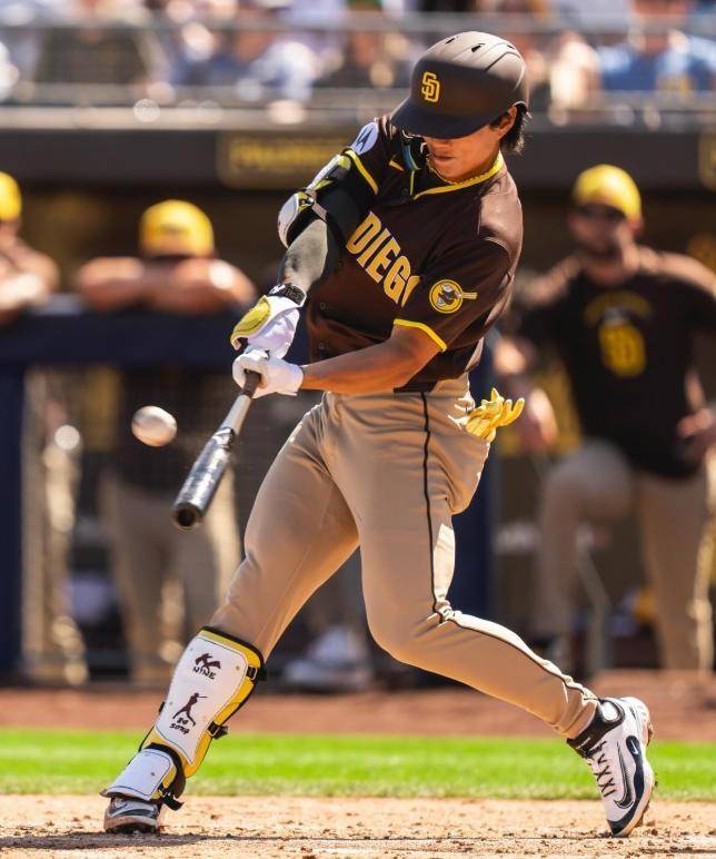 샌디에이고 송성문이 6일 열린 시애틀과의 미국프로야구 메이저리그(MLB) 시범경기 2회초에 선제 솔로포를 터뜨리고 있다. 송성문은 자신의 일곱 번째 시범경기에서 첫 홈런을 기록했다. 사진 출처 샌디에이고 인스타그램