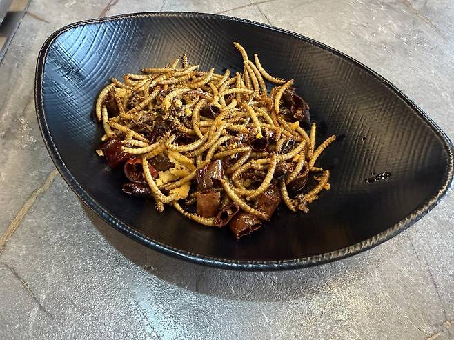 마라 양념으로 요리한 ‘마라 고소애’. 성신에코팜 제공