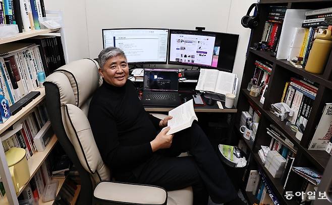 장동인 박사가 서울 강서구 마곡동 소재 공유 오피스 내 1평 크기의 사무실에서 포즈를 취하고 있다. 양회성 기자 yohan@donga.com