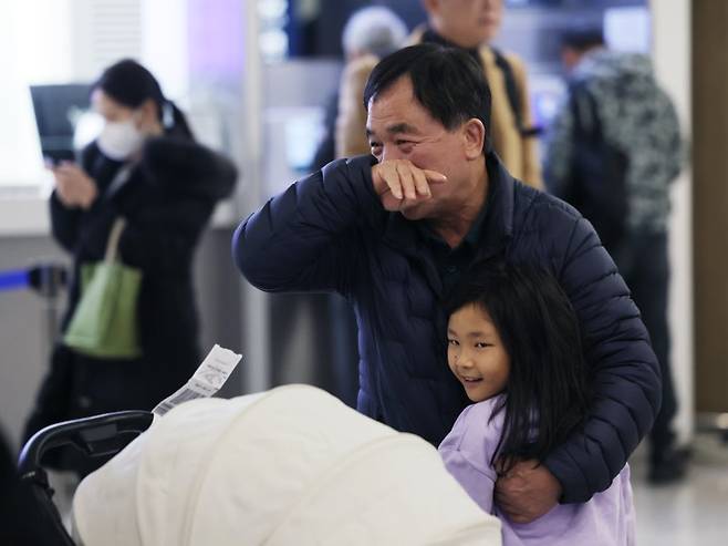지난 6일 오후 인천국제공항에서 아랍에미리트(UAE)를 출발해 귀국한 승객들이 가족들과 포옹을 하고 있다. 뉴스1