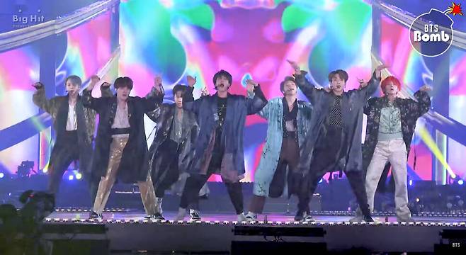 방탄소년단이 2018년 엠엠에이(MMA·멜론뮤직어워드)에서 ‘아이돌’을 부르는 모습. 우리 전통문화를 환상적으로 녹여냈다고 평가받았다. 이번 5집 앨범 제목은 ‘아리랑’이다. 유튜브 ‘방탄티브이’(BANGTANTV) 갈무리