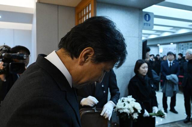 안희정 전 충남지사가 1월27일 서울 종로구 서울대학교병원 장례식장에 마련된 이해찬 전 국무총리의 빈소를 조문한 뒤 퇴장하고 있다. 사진공동취재단