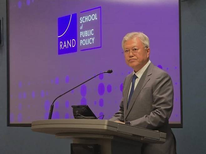 문재인 전 대통령이 6일(현지시간) 미국 로스앤젤레스(LA) 산타모니카 랜드연구소에서 열린 좌담회에서 기조연설을 하고 있다. 문재인 전 대통령 SNS 갈무리