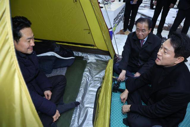 오세훈 서울시장이 지난 1월 18일 서울 여의도 국회 로텐더홀에서 단식농성 중인 장동혁 국민의힘 대표를 방문해 대화하고 있다. 국민의힘 제공