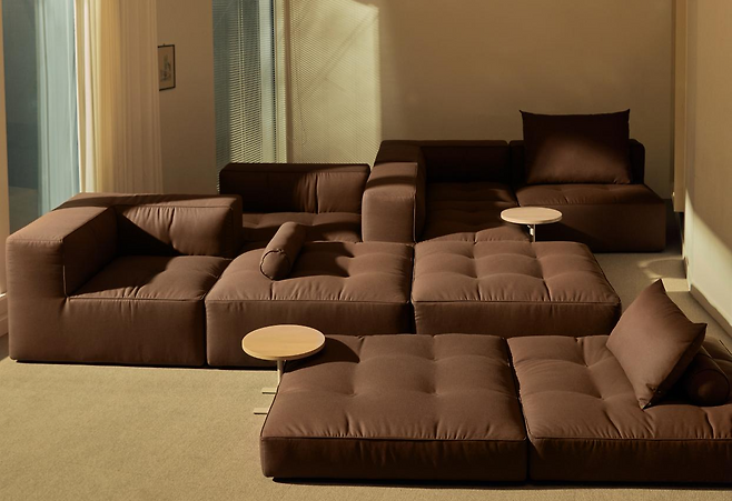 한국인의 생활 습성에서 착안해 알로소가 선보인 모듈형 소파 디딤. 알로소 제공