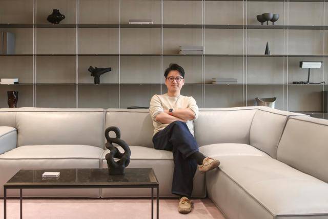 윤양빈 알로소 총괄팀장이 지난달 23일 서울 강남구 알로소 청담 플래그십 스토어에서 소파에 편하게 앉아 포즈를 취하고 있다. 알로소 제공