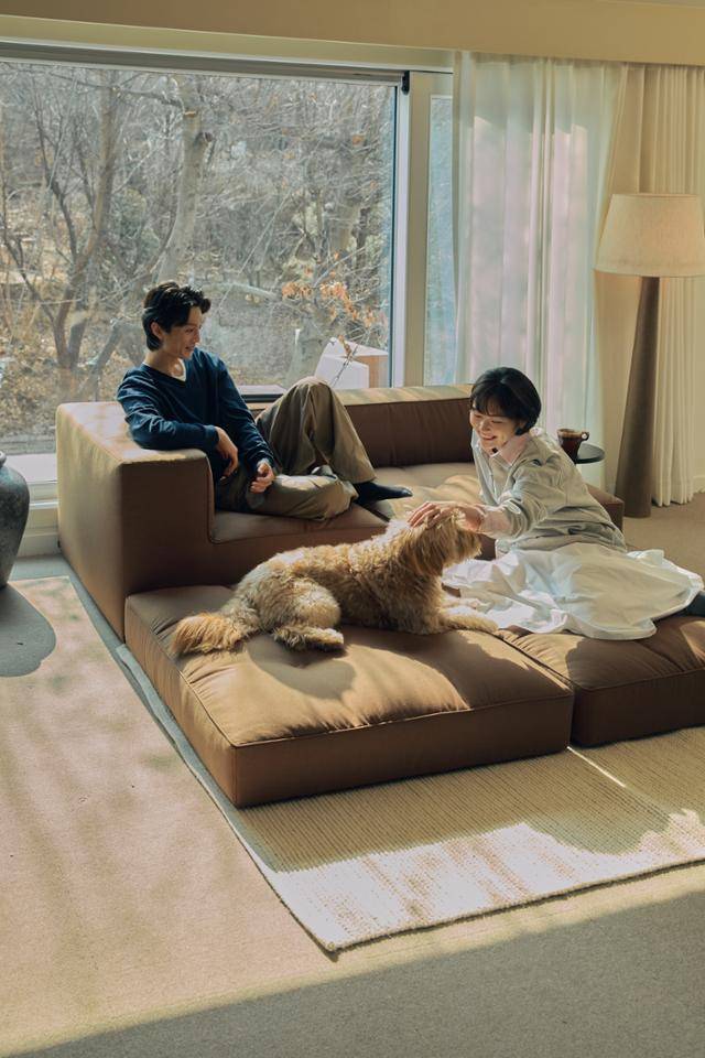 모델들이 알로소의 모듈형 소파 디딤을 사용하고 있다. 알로소 제공