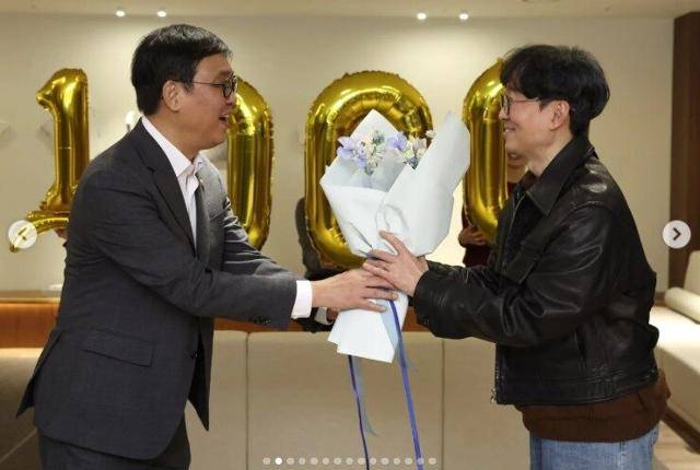 최휘영 문화체육관광부 장관이 장항준 감독에게 축하 꽃다발을 건네고 있다. 출처 최휘영 장관 인스타그램