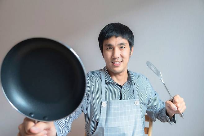 프라이팬 코팅제 등에 사용되는 과불화화합물(PFAS)이 중년 남성의 생물학적 노화 속도를 앞당길 수 있다는 연구 결과가 나왔다./사진=게티이미지뱅크