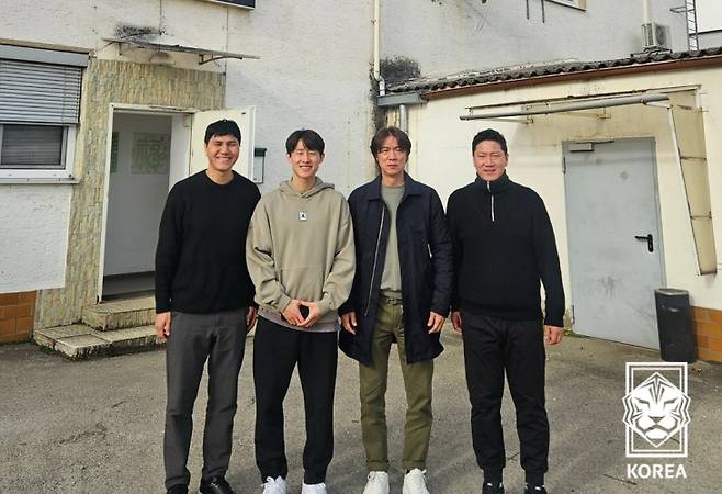 이재성(왼쪽에서 두 번째)과 만난 축구대표팀 홍명보 감독. 사진=KFA