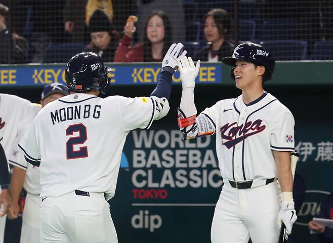 <yonhap photo-6705="">5일 일본 도코돔에서 열린 2026 월드베이스볼클래식(WBC) 조별리그 C조 1차전 한국과 체코의 경기. 1회말 1사 만루 한국 문보경이 만루 홈런을 친 뒤 김혜성과 자축하고 있다. 2026.3.5 [연합뉴스]</yonhap>
