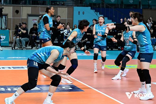 GS칼텍스가 1위 한국도로공사를 꺾고 4위로 올라섰다. 포스트시즌 진출 가능성을 높였다. 사진=KOVO