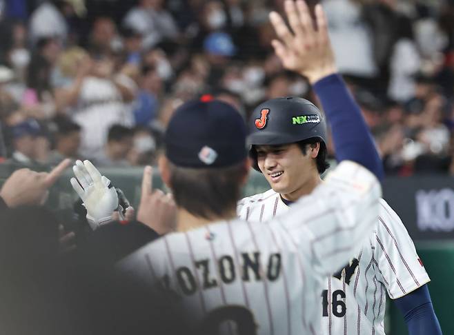 <yonhap photo-5111=""> 동점 솔로 홈런 친 오타니 (도쿄=연합뉴스) 김인철 기자 = 7일 일본 도쿄돔에서 열린 2026 WBC 조별리그 C조 2차전 대한민국과 일본의 경기. 3회말 1사 일본 오타니가 우중간 솔로 홈런을 치고 그라운드를 돌고 있다. 2026.3.7 yatoya@yna.co.kr/2026-03-07 20:15:45/ <저작권자 ⓒ 1980~2026 ㈜연합뉴스. 무단 전재 재배포 금지, AI 학습 및 활용 금지></yonhap>