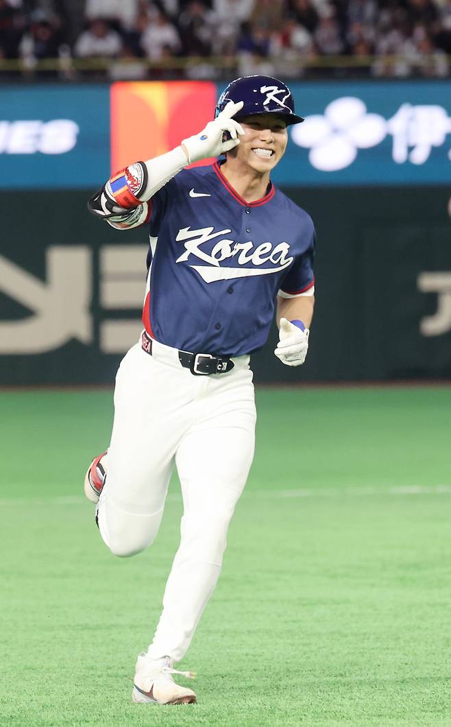<yonhap photo-5191="">7일 일본 도쿄돔에서 열린 2026 월드베이스볼클래식(WBC) 조별리그 C조 2차전 대한민국과 일본의 경기. 4회초 1사 1루 한국 김혜성이 2점 홈런을 친 뒤 자축하고 있다. 2026.3.7 [연합뉴스]</yonhap>