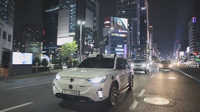 서울 강남에서 운행 중인 자율주행 택시가 도로를 달리고 있다. [사진=서울시]