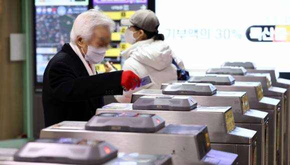 서울 지하철 종로3가역에서 한 이용객이 개찰구를 통과하고 있다. [사진=연합뉴스]