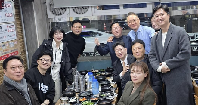 한동훈 전 대표가 부산 일정 전날인 6일 부산에서 친한계 인사들과 만나 기념촬영을 하고 있다. (본인 페이스북)