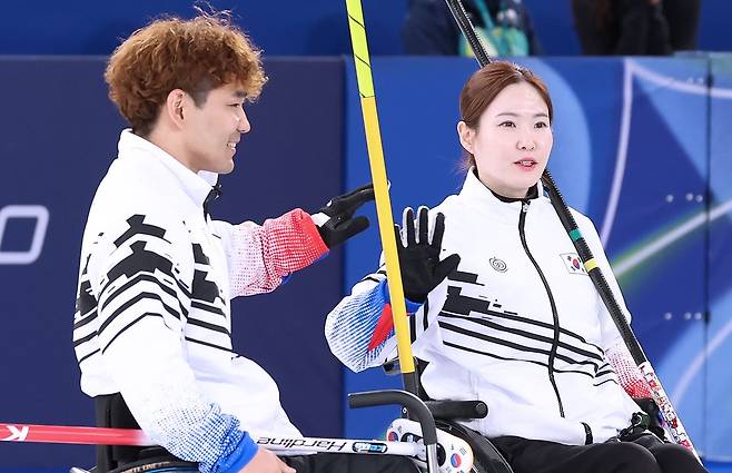 7일(한국시간) 코르티나 컬링 올림픽 스타디움에서 열린 중국과 경기에 나선 휠체어컬링 믹스더블 이용석(왼쪽), 백혜진. 사진 대한장애인체육회