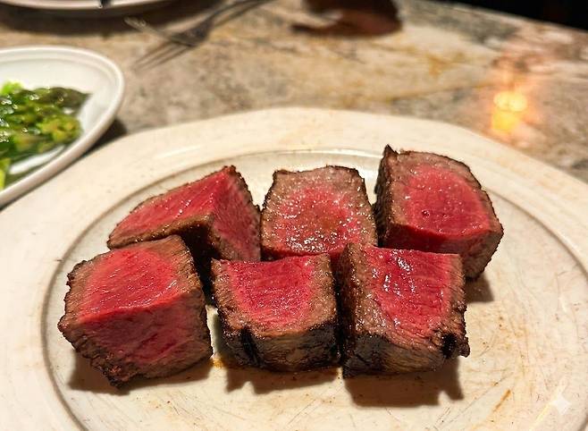 스테이크는 표면을 강하게 시어링해 육향과 식감을 끌어올리고, 속은 육즙과 부드러움을 살렸다. 이렇게 완성한 겉바속촉의 굽기는 뜨거운 접시에 제공돼 마지막 한 점까지 맛있게 즐길 수 있다. 사진 김광중